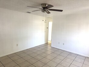 8521 Chinaberry Dr in Tampa, FL - Building Photo - Building Photo