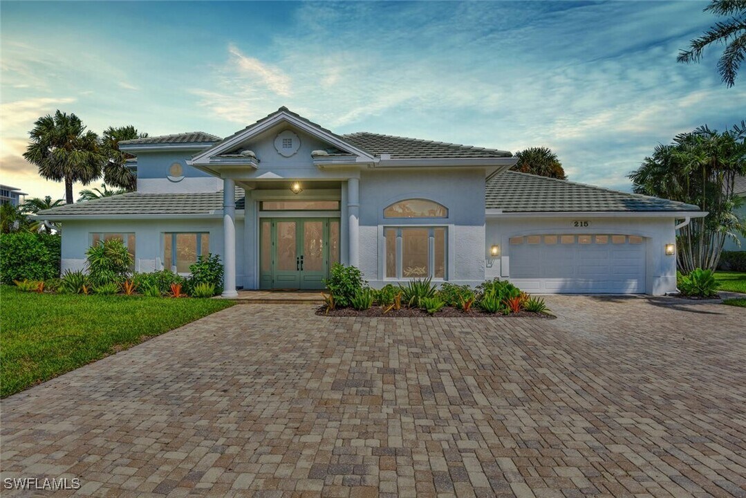 215 Mooring Line Dr in Naples, FL - Building Photo