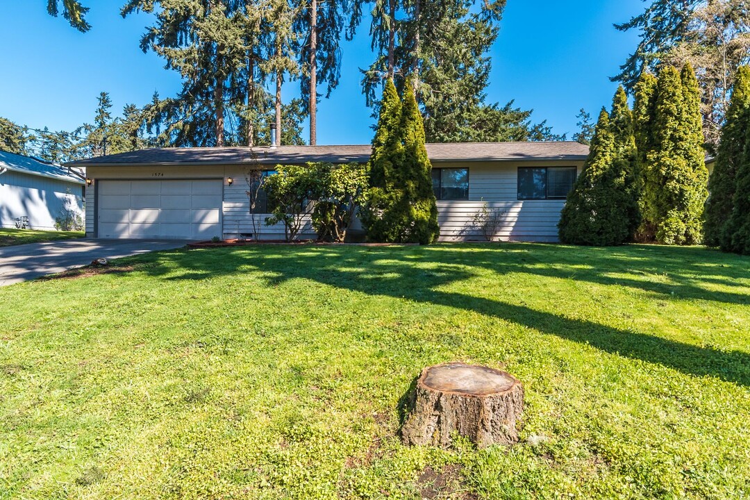 1574 SW Swantown Ave in Oak Harbor, WA - Building Photo