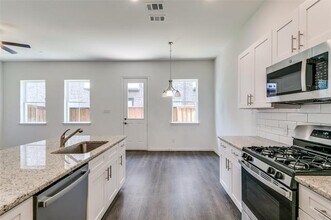 2418 Ash Ln in Sachse, TX - Foto de edificio - Building Photo