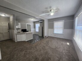 6819 SE Belmont St, Unit 6819