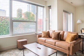 1040 N Cass St in Milwaukee, WI - Building Photo - Building Photo