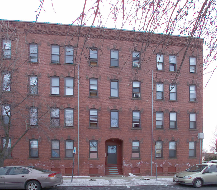 588 S Summer St in Holyoke, MA - Building Photo