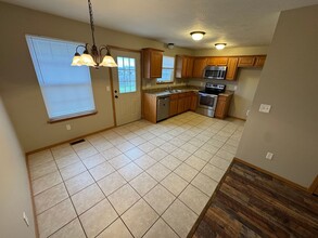 414 Bradford Pear in Clever, MO - Building Photo - Building Photo