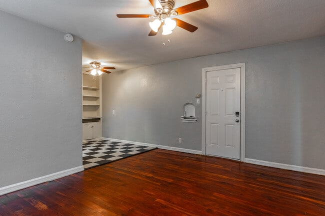 4625 Junius St in Dallas, TX - Building Photo - Interior Photo