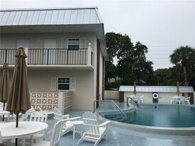 900 Jasmine Ln, Unit 102A in Vero Beach, FL - Building Photo