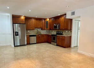 10768 N Kendall Dr in Miami, FL - Building Photo - Building Photo