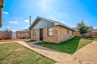 8814 Manus St in Houston, TX - Foto de edificio - Building Photo