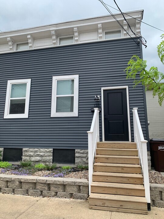 128 W 9th St in Newport, KY - Building Photo