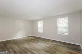 694 Stoneside Dr in Stone Mountain, GA - Building Photo - Building Photo