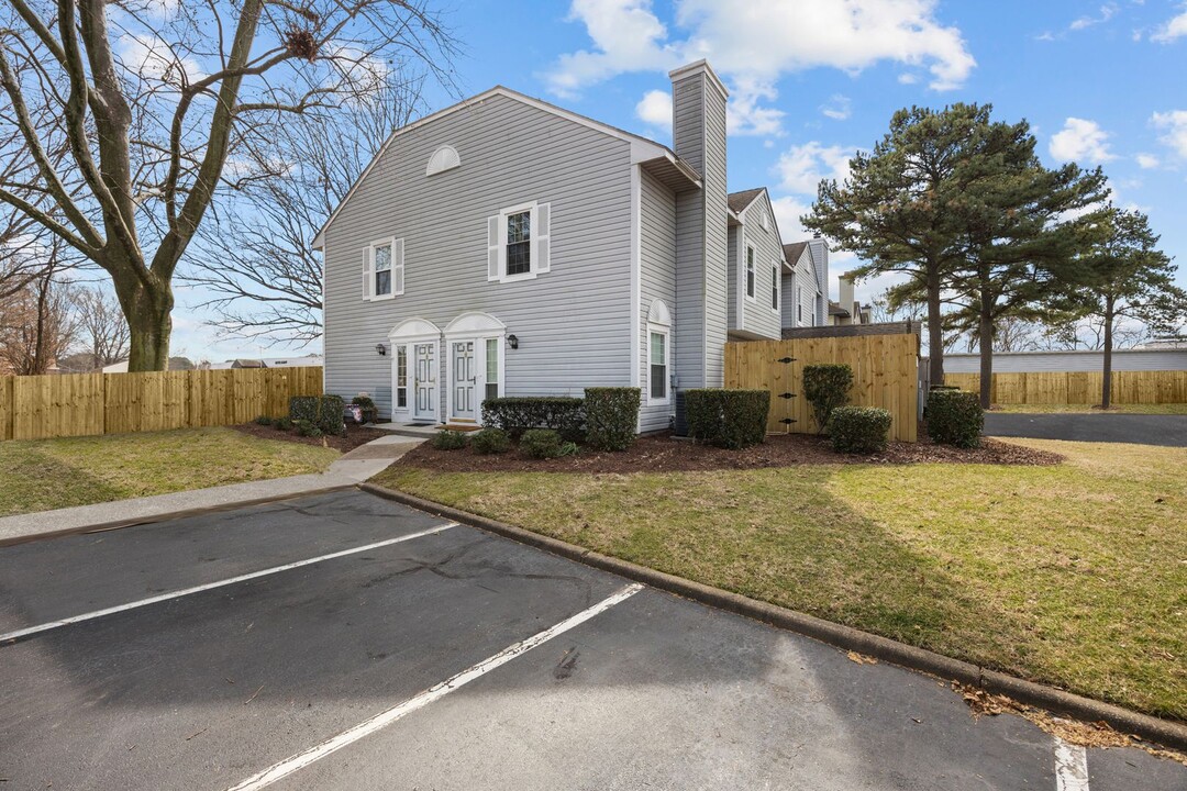 736 Oleander Cir in Virginia Beach, VA - Building Photo