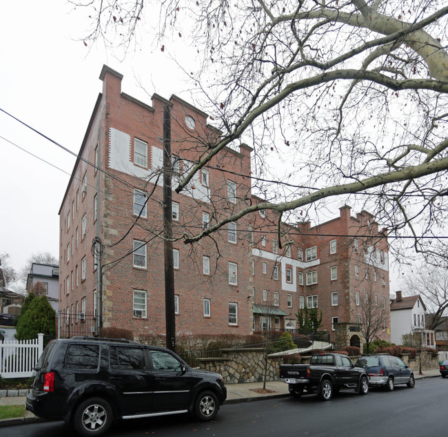 Milio Castle in Mount Vernon, NY - Foto de edificio - Building Photo