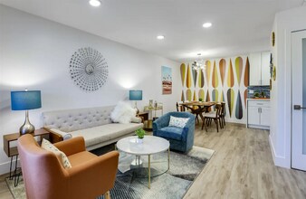 2825 N Los Felices Rd in Palm Springs, CA - Building Photo - Building Photo