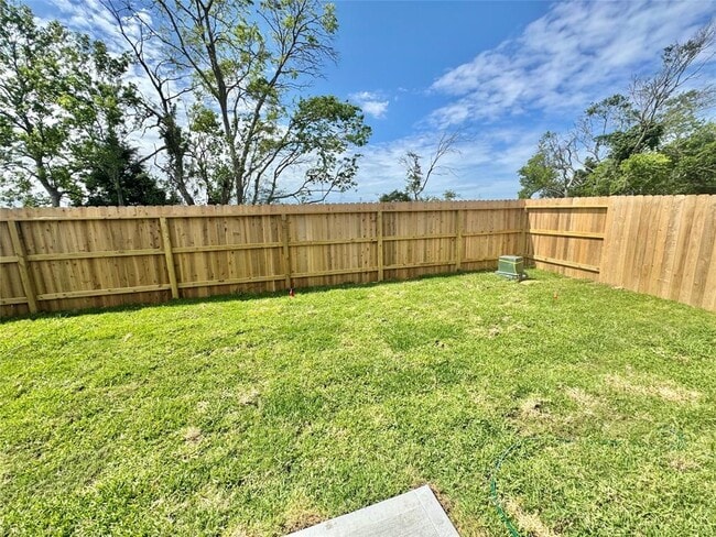 5902 Starling Dr in Baytown, TX - Building Photo - Building Photo