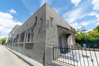 923 W 41st Dr in Los Angeles, CA - Building Photo - Building Photo