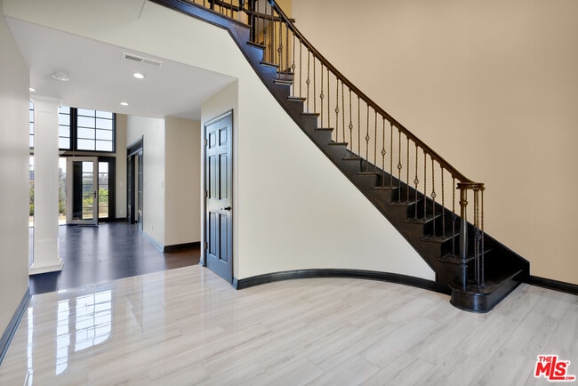 1036 El Medio Ave in Los Angeles, CA - Building Photo - Building Photo