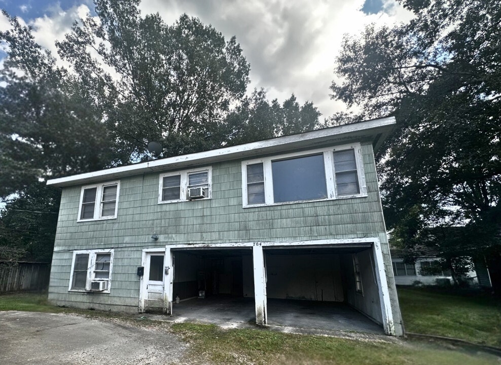 704 E Thomas St in Hammond, LA - Building Photo