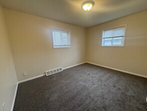 1325 Vermont Pl NE in Canton, OH - Foto de edificio - Building Photo