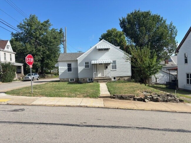 2401 Salisbury St in Pittsburgh, PA - Building Photo - Building Photo