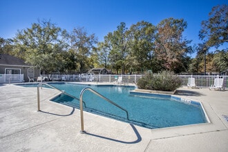 Pine Club in Beaumont, TX - Foto de edificio - Building Photo