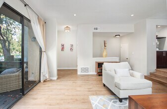 21820 Marylee St in Woodland Hills, CA - Foto de edificio - Building Photo