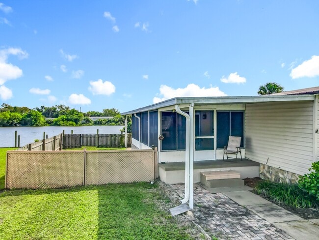 425 Baker Rd in Merritt Island, FL - Foto de edificio - Building Photo