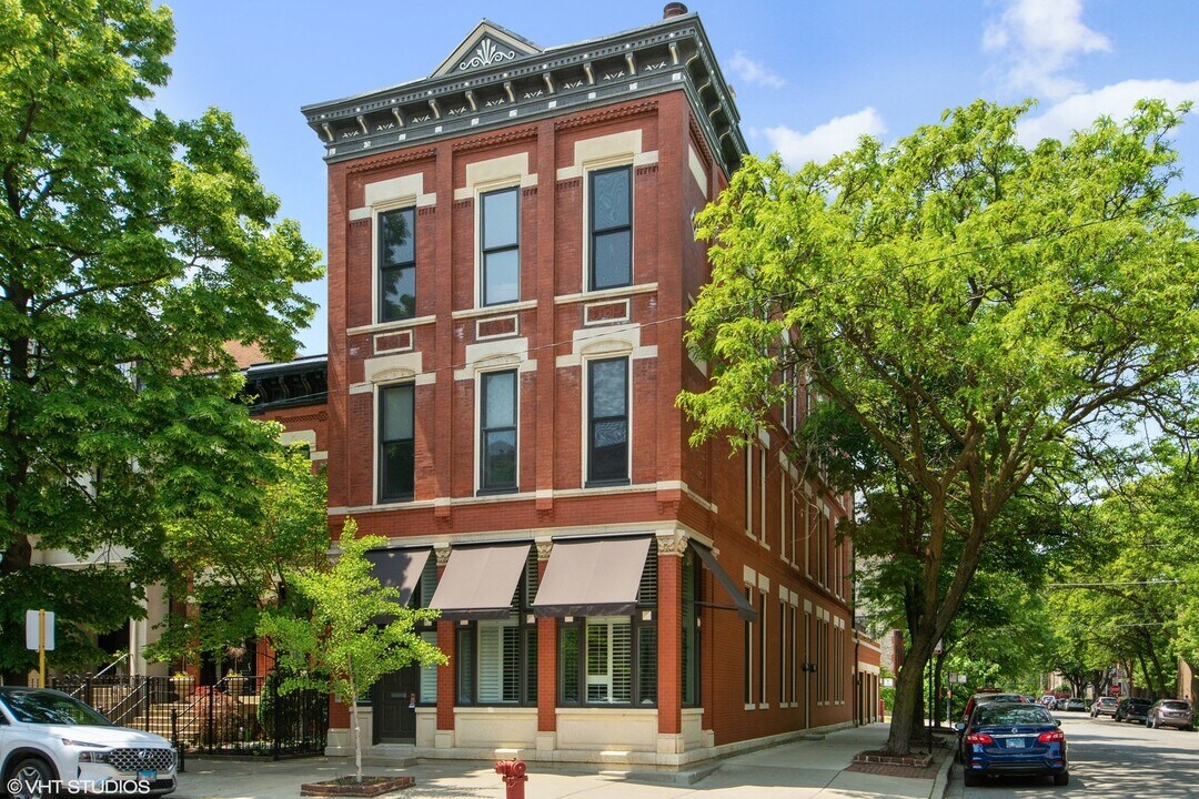 2058 N Seminary Ave in Chicago, IL - Foto de edificio