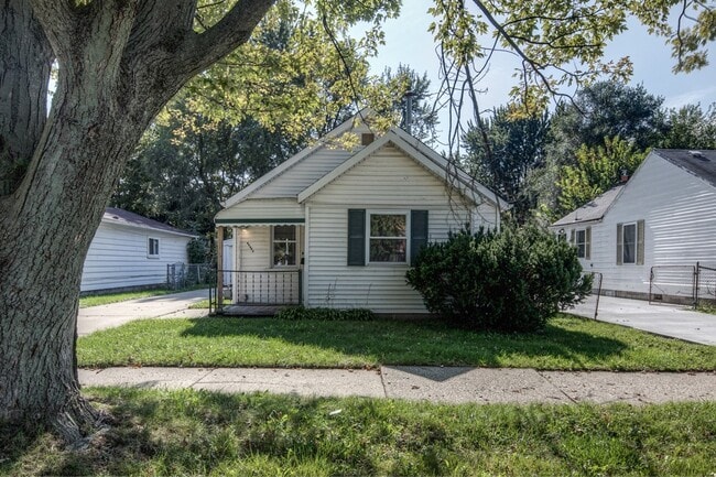 20340 E 8 Mile Rd in Harper Woods, MI - Building Photo - Building Photo