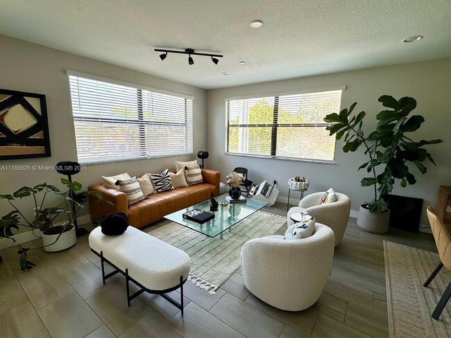 property at 1405 N Dixie Hwy