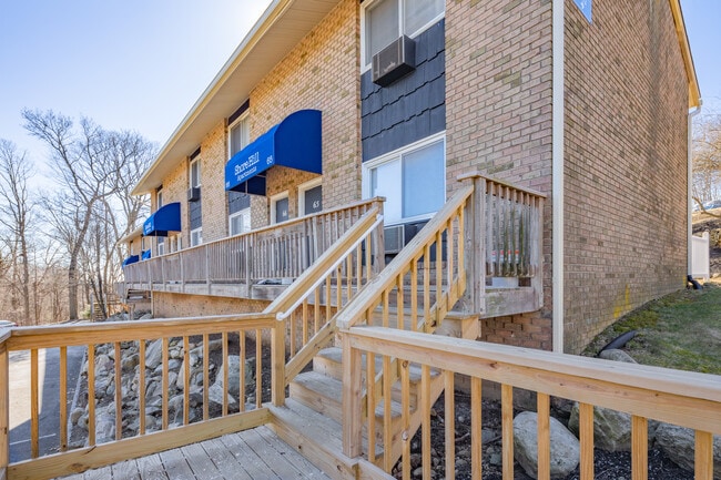 Shore Hill Apartments in Landing, NJ - Foto de edificio - Building Photo