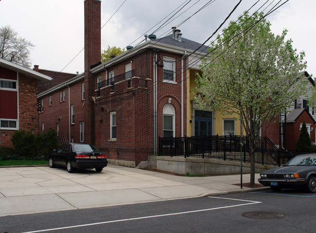 44 W 32nd St in Bayonne, NJ - Foto de edificio - Building Photo