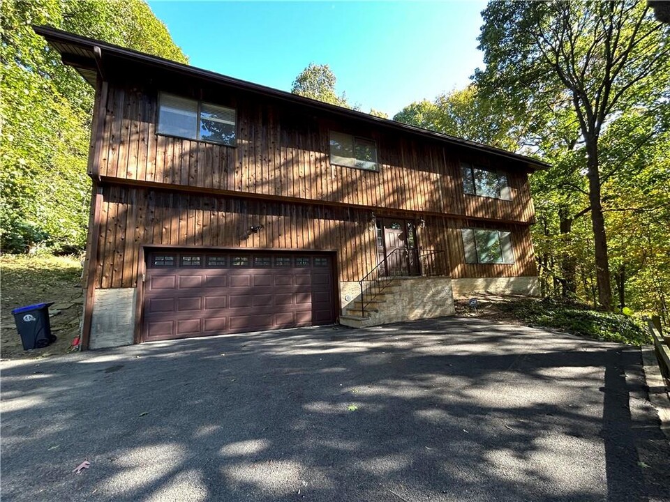 15 Round Hill Dr in Briarcliff Manor, NY - Building Photo