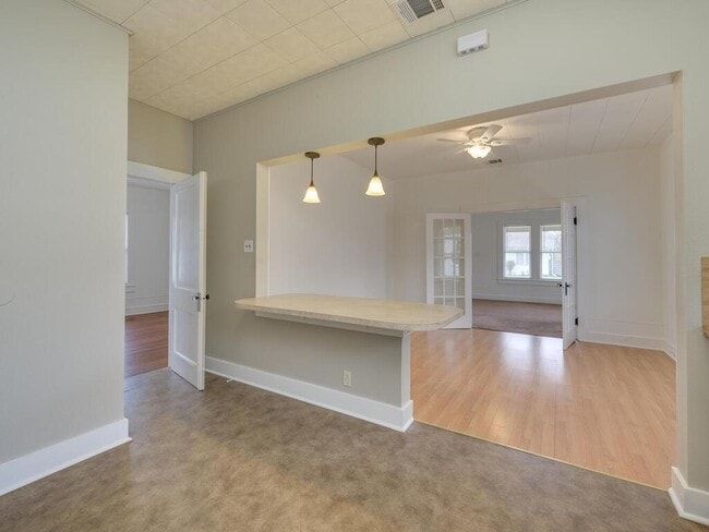 property at 916 Cecelia St