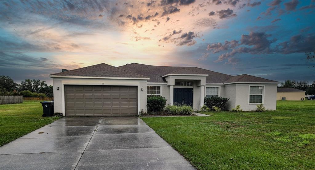 1607 Avondale Ridge Dr in Plant City, FL - Building Photo