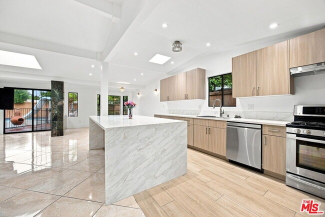 6848 Sylvia Ave