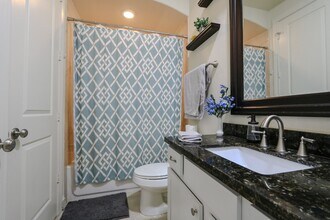 2033 Fannin Station N in Houston, TX - Building Photo - Building Photo