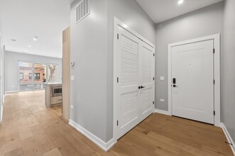 7006 N Glenwood Ave, Unit 302 in Chicago, IL - Building Photo - Building Photo