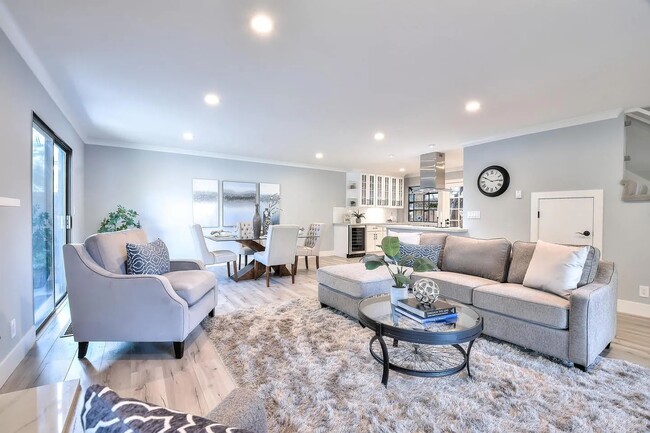 494 Lassen St, Unit A in Los Altos, CA - Foto de edificio - Building Photo