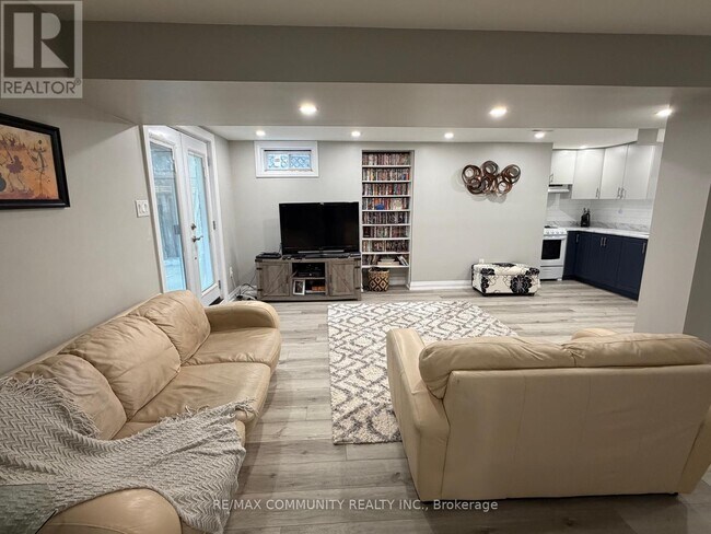 24 Mayflower St in Whitby, ON - Building Photo - Building Photo