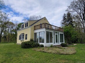 144 Old Winkle Point Rd in Northport, NY - Building Photo - Building Photo