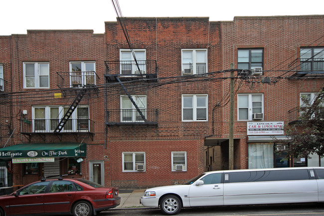 19-21 Ditmars Blvd in Long Island City, NY - Building Photo - Building Photo