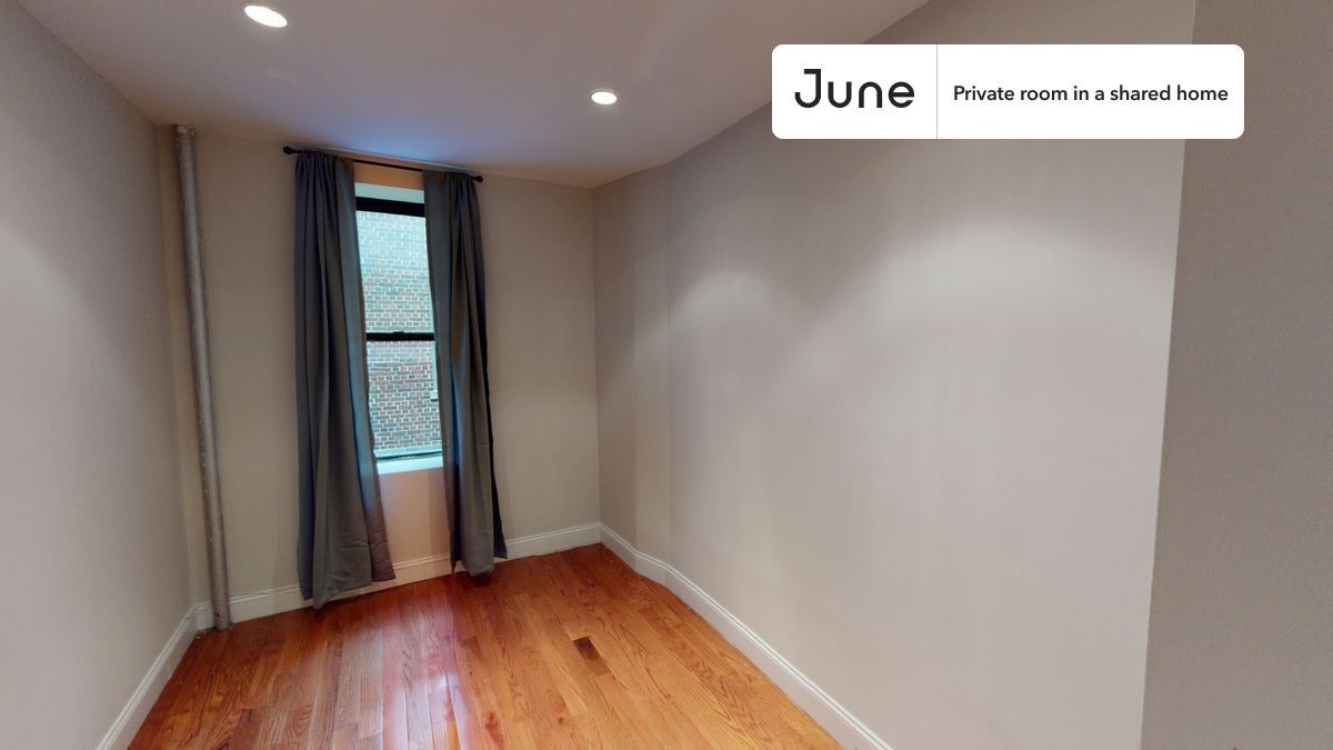 Private bedroom in 2 bed/1 bath Home in New York, NY - Building Photo