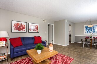 700 Riverchase Apartments in Birmingham, AL - Foto de edificio - Building Photo