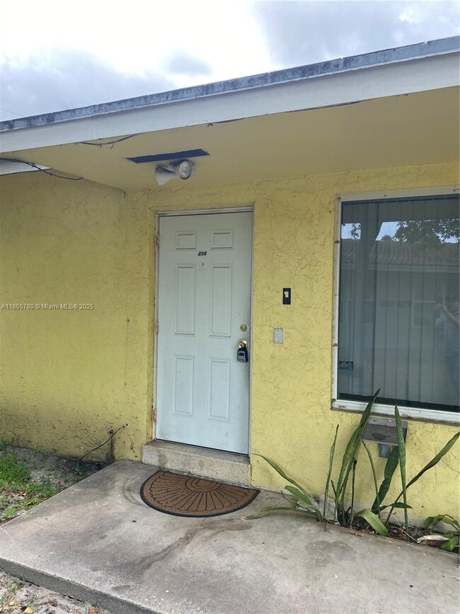 258 NE 41st St in Oakland Park, FL - Building Photo - Building Photo