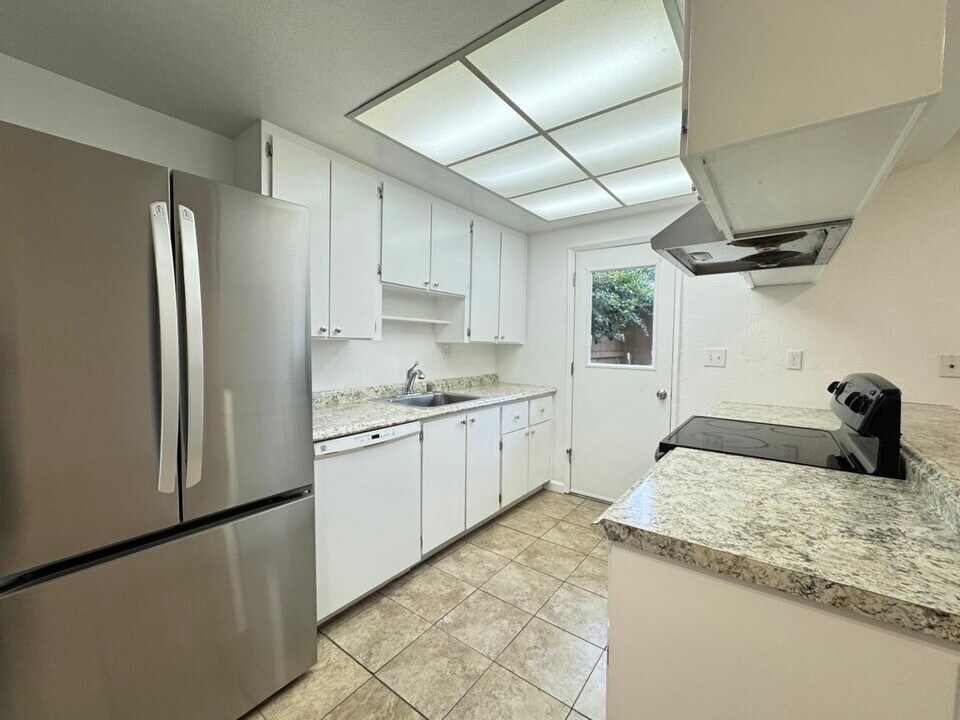 1975 Olmo Way in Walnut Creek, CA - Building Photo