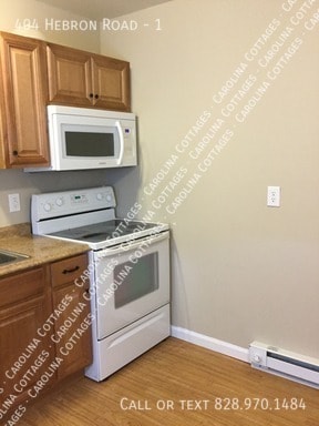 404 Hebron Rd in Hendersonville, NC - Building Photo - Building Photo