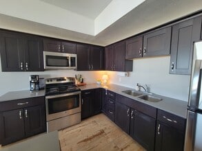 221 E 5th St in Cedar Falls, IA - Foto de edificio - Building Photo