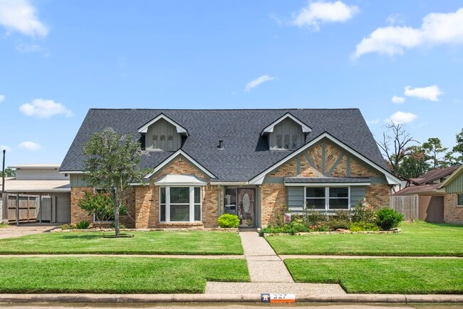 327 Stonehenge Ln in Houston, TX - Building Photo - Building Photo