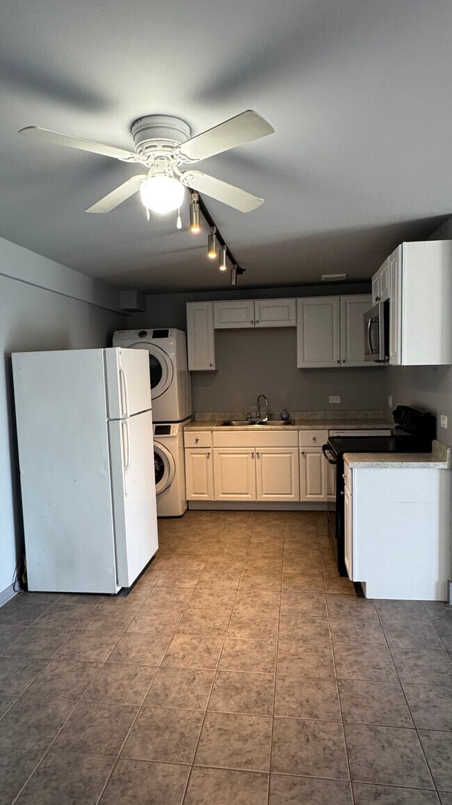 8581 101st Terrace, Unit 7-307 in Palos Hills, IL - Foto de edificio - Building Photo