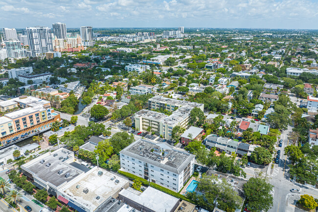 Las Olas Manor in Fort Lauderdale, FL - Foto de edificio - Building Photo